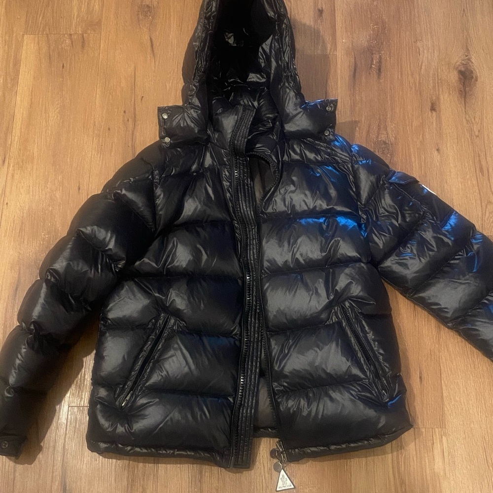 Moncler Black Puffer Jacket Sleek Insulated Design - Picture 2 of 6
